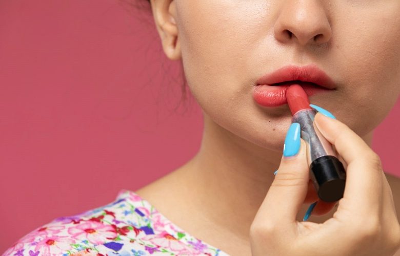 المخاطر الصحية الناتجة عن سوء استخدام أحمر الشفاه