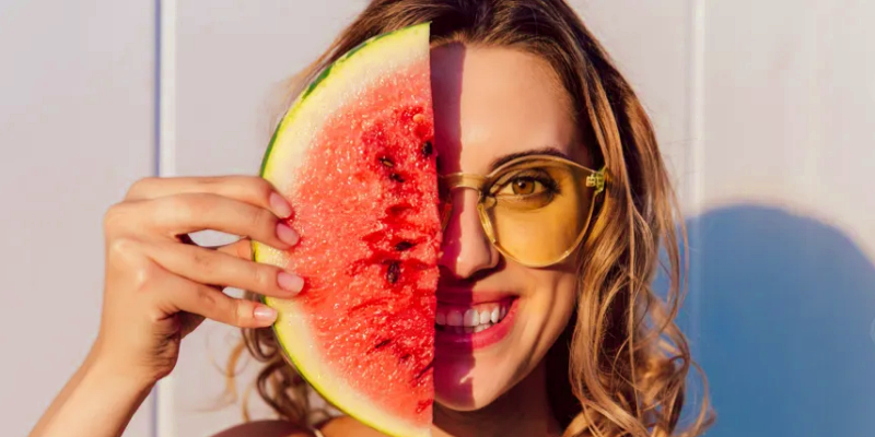 تناول الأطعمة التي تساعد على ترطيب البشرة