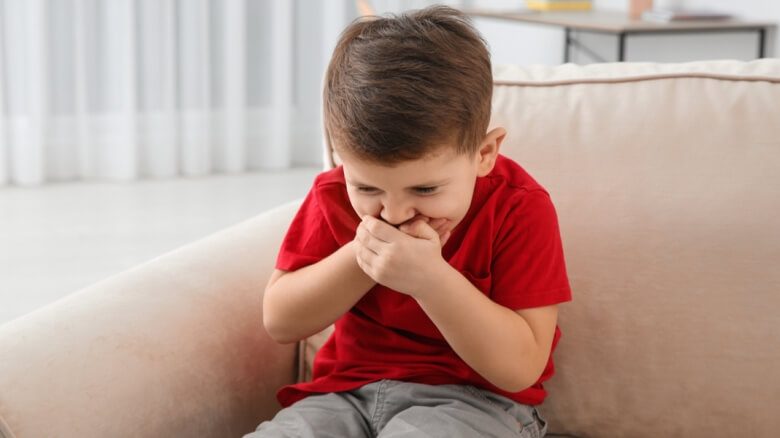 علاجات منزلية للسيطرة على نوبات القيء عند الأطفال