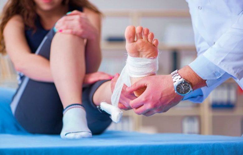 كيف يتم التعامل مع الإصابات الرياضية الشائعة؟