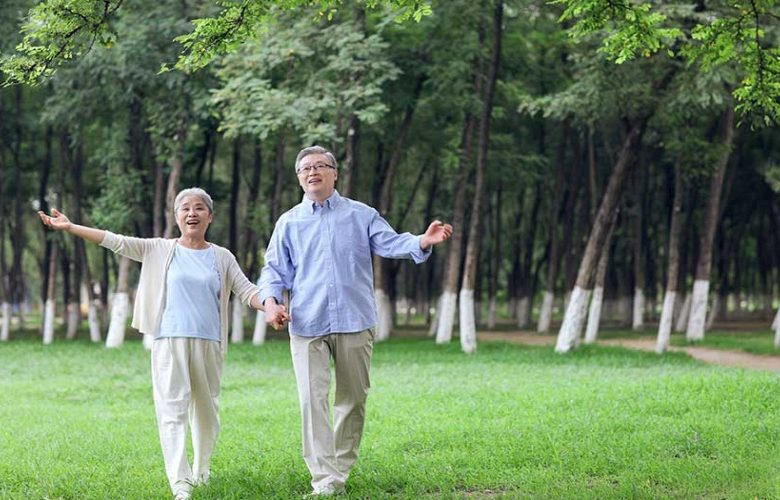 لماذا يجب على كبار السن ممارسة رياضة المشي في الصباح الباكر؟