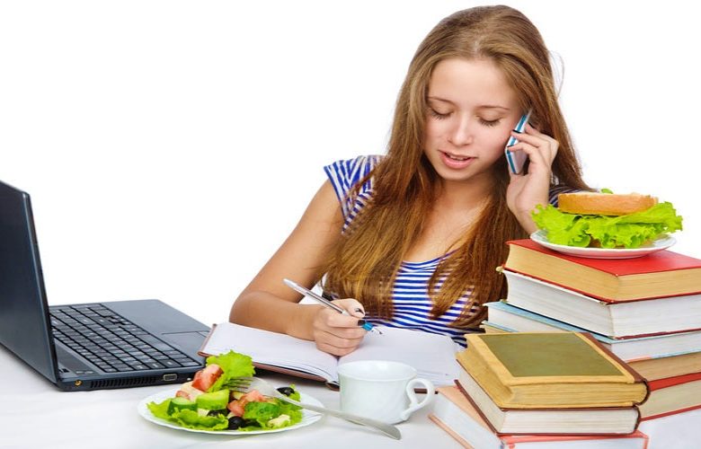 4 عادات غذائية صحية لمساعدة الطلاب على النوم جيدا خلال فترة الامتحانات