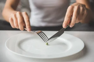 أبرز السلوكيات التي يتبناها المصابين بفقدان الشهية العصبي