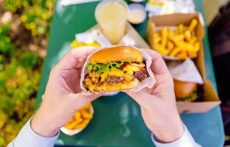 أطعمة يجب تجنبها عند الوصول إلى سن الـ 45 عاما