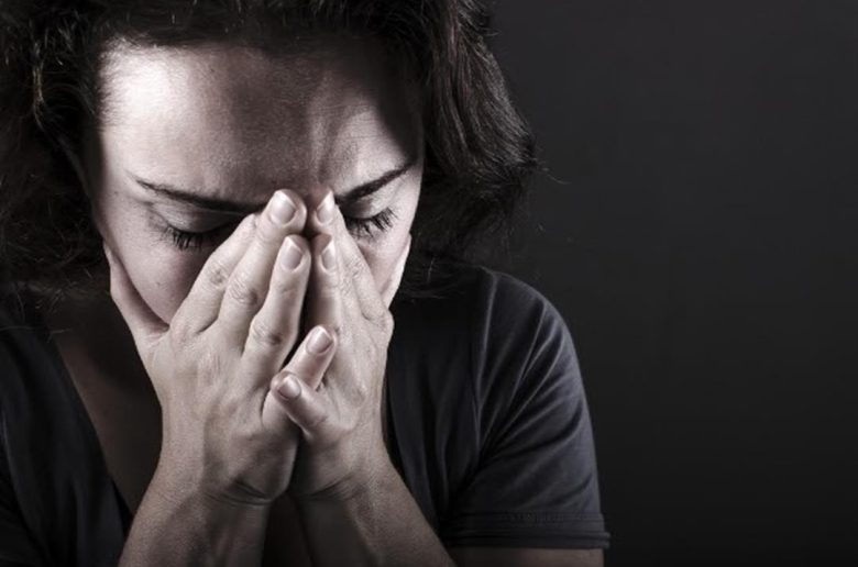 % Buffered 00:21 / 01:41 Copy video url Play / Pause Mute / Unmute Report a problem Language Share Vidverto Player ووفقًا لما جاء بموقع "Gould vision"، كشفت الدراسات أن الأشخاص الذين يعانون من مراحل الاكتئاب المتقدمة، لا يستطيعون رؤية اللون الأبيض والأسود كما هما، بل يرونهما رمادي، خاصة إذا كانوا يتناولون أقراص مضادات الاكتئاب. علامات تشير لتأثير الاكتئاب على صحة العين ويواجه الأشخاص المصابين بالاكتئاب بشكل عام بعض التأثيرات على صحة العين: - ضبابية الرؤية، لكن عندما يشعر الشخص بمزيد من الضغط العصبي، فإنه يعاني من الصداع النصفي إلى جانب ضبابية الرؤية. -حساسية تجاه الضوء. -دموع العين. -ألم وإجهاد العين. الآثار الجانبية لمضادات الإكتئاب عل صحة العيون