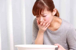 -المعاناة من الغثيان والقيء المتكرر