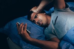  تصفح وسائل التواصل الإجتماعي قبل موعد النوم