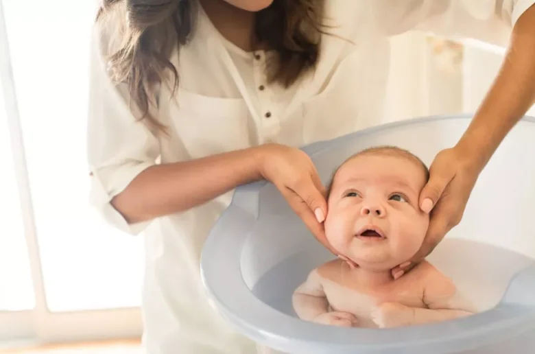 عادات خاطئة يجب تجنبها أثناء استحمام الأطفال