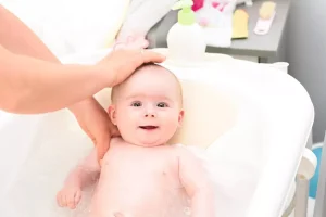 عادات خاطئة أثناء استحمام الأطفال