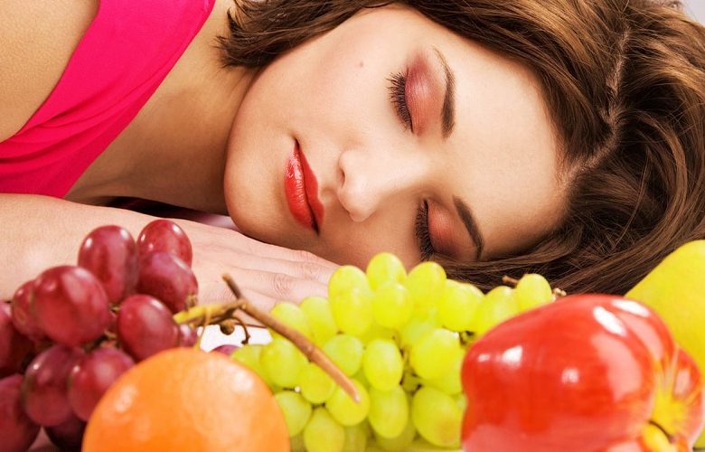 فواكه ينصح بتناولها قبل النوم للحد من دهون البطن