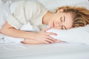 كثرة النوم في الأجازات مابين الفوائد والأضرار