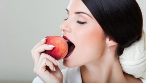 أسباب تدفعك إلى تناول ثمرة واحدة من الخوخ يوميا