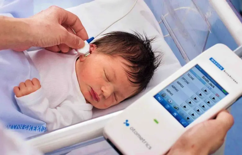 أعراض تحذيرية مبكرة للكشف عن ضعف السمع لدى حديثي الولادة