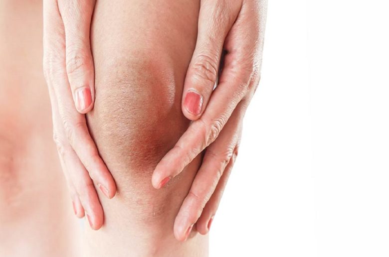أفضل الطرق العلاجية للتخلص من اسوداد الركبتين والأكواع