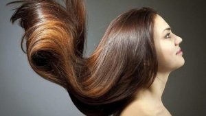  إضافات طبيعية يؤدي دمجها مع زيت الشعر إلى تحفيز نموه