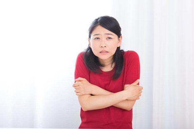 الأسباب الشائعة وراء الشعور بالبرودة في الطقس الحار