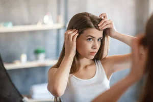الأعراض الشائعة المصاحبة لحروق الشمس بفرورة الرأس