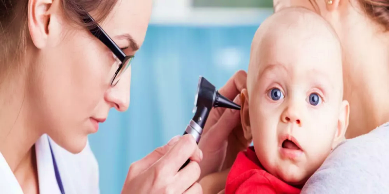 الخيارات العلاجية لمشكلة ضعف السمع لدى حديثي الولادة