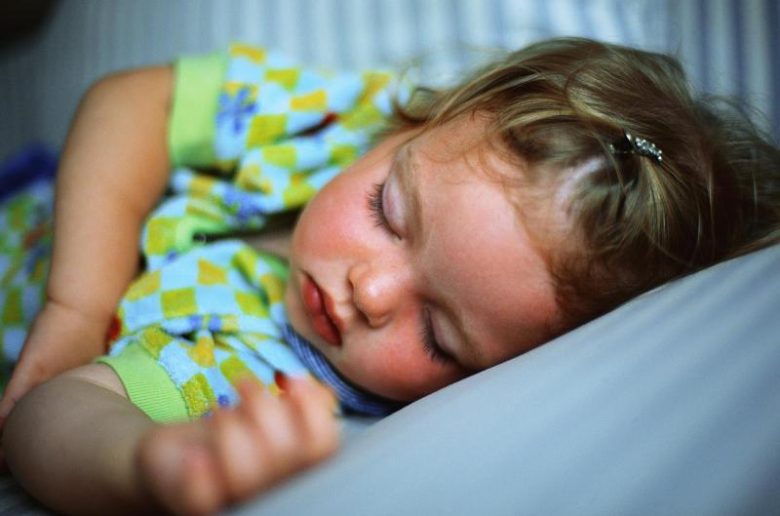 تعرق رأس الطفل أثناء النوم