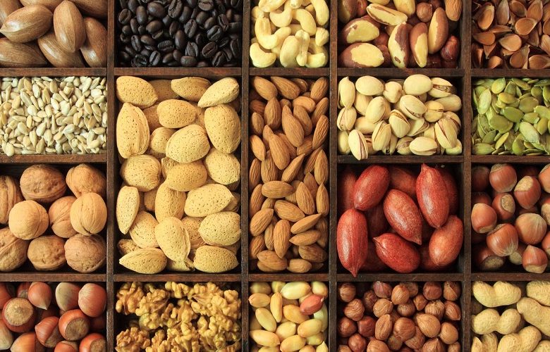ما هو رد فعل الجسم عند تناول الكثير من المكسرات؟ ما هو رد فعل الجسم عند تناول الكثير من المكسرات؟