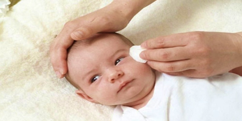 متى يجب استخدام قطرات العين المالحة الفسيولوجيةمع الأطفال؟