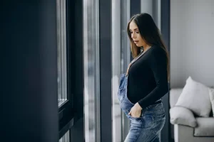 مخاطر يسببها ارتداء الجينز الضيق أثناء فترة الحمل
