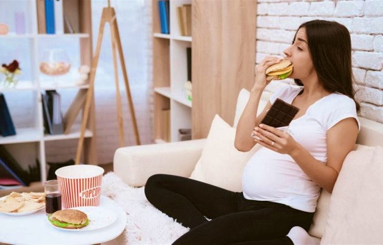 أسباب هامة للحد من تناول الوجبات السريعة أثناء الحمل