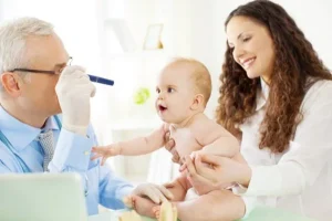 استخدام قلم ضوئي للفحص الدقيق للجفون ومقلة العين