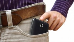 .تهديدات جنسية من وضع الهاتف النقال في جيب البنطال