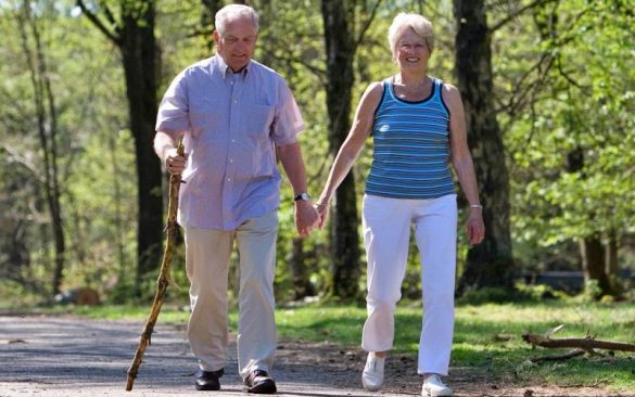 لماذا يجب على كبار السن المشي لمدة 30 دقيقة يوميا؟