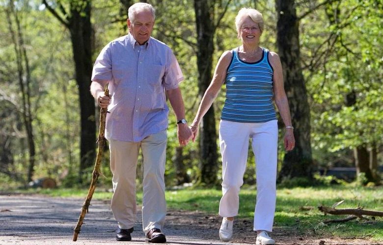 لماذا يجب على كبار السن المشي لمدة 30 دقيقة يوميا؟
