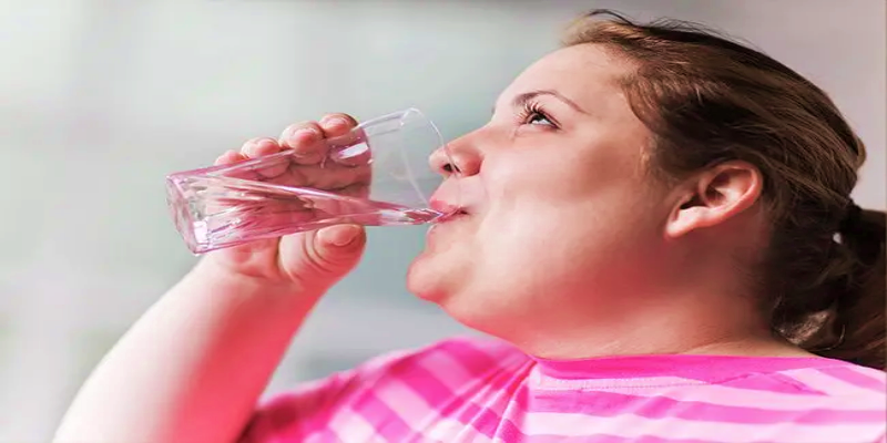 ما هو تأثير الماء الدافئ عند تناول المنتجات الدوائية؟