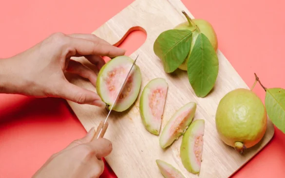 4 مجموعات من الناس يجب عليهم الحد من تناول الجوافة