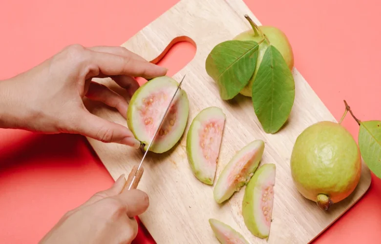 4 مجموعات من الناس يجب عليهم الحد من تناول الجوافة