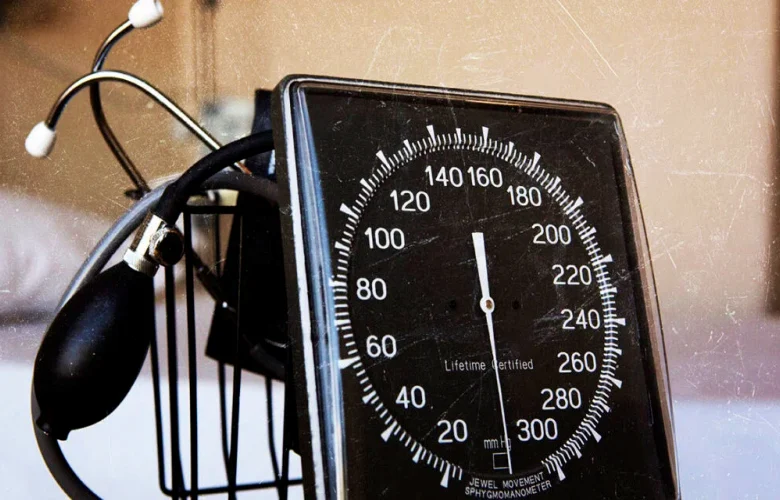 7 طرق بسيطة للتعامل مع الارتفاعات المفاجئة في ضغط الدم 7 طرق بسيطة للتعامل مع الارتفاعات المفاجئة في ضغط الدم