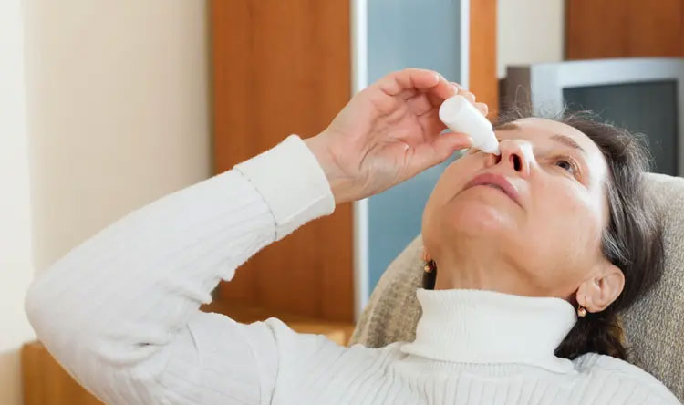  الأضرار التي يسببها الإكثار من تطبيق قطرات الأنف        