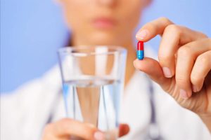 حول مخاطر تناول الأدوية الطبية بدون ماء