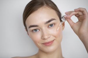 عدد المرات الآمنة لتطبيق السيروم