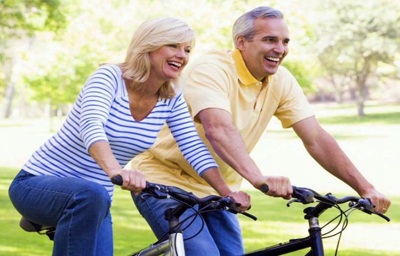 كيف يساعد ركوب الدراجات في الحد من أعراض الشيخوخة العمرية؟