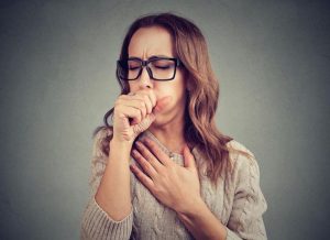 كيفية التمييز بين السعال العادي وسعال الإلتهاب الرئوي