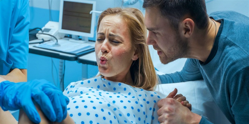 ما هي أسباب وعوامل الخطر المؤدية للإصابة بأزمة تدلي الحوض؟