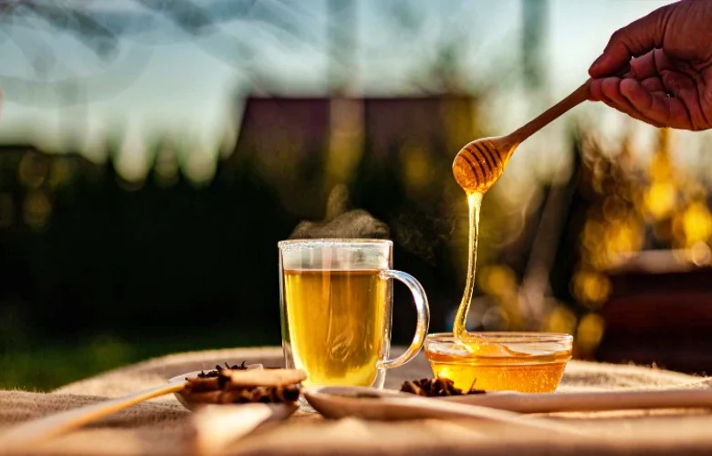 ما هي الفوائد الصحية التي تعود على الأمعاء عند شرب العسل؟