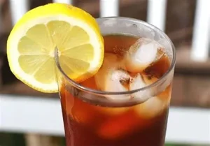  ماذا يحدث للجسم عند تناول الشاي المثلج بشكل يومي؟