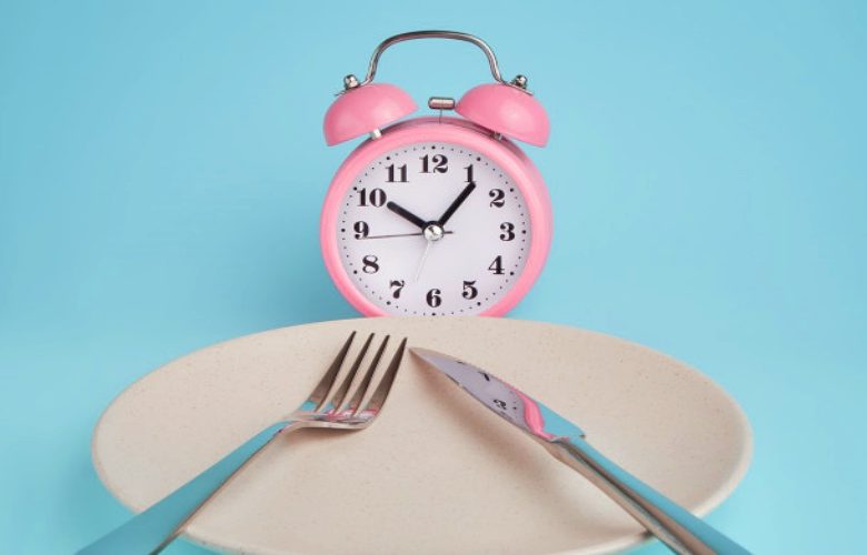 متى يتم تناول الفيتامينات قبل أو بعد الوجبات للتمتع بأفضل امتصاص؟