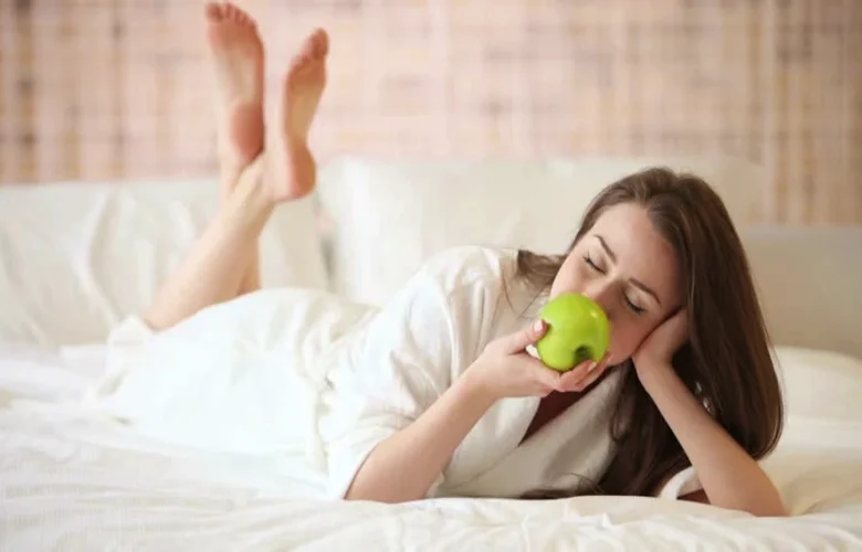 5 أشياء تحدث للجسم عند تناول ثمرة تفاح قبل الذهاب إلى الفراش