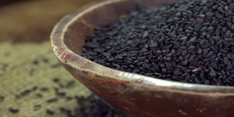 بذور السمسم الأسود
