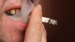 حول التهاب الفم النيكوتيني