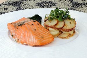 سمك السلمون مع البطاطا والفاصوليا الخضراء