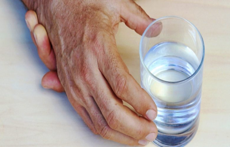 كم عدد أكواب الماء التي يجب شربها يوميا للتحكم في حمض اليوريك؟