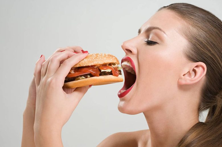 كيفية تأثير الوجبات السريعة على صحة الأسنان